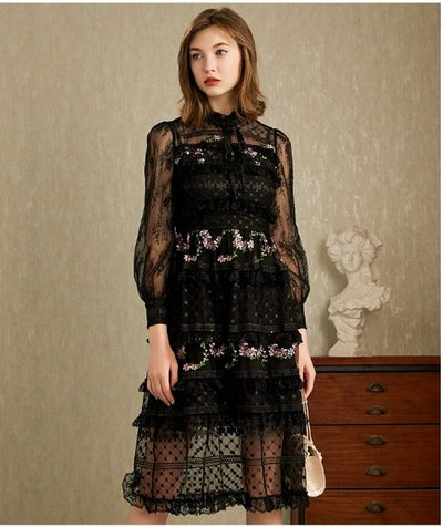 Czarna Sukienka Z Dekoltem W Stylu Lat 40