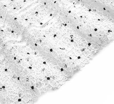 Biała Sukienka W Kropki Z Lat 40. W Stylu Vintage