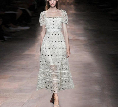 Biała Sukienka W Kropki Z Lat 40. W Stylu Vintage