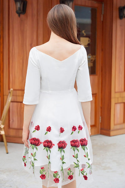 Biała Sukienka Ozdobiona Vintage Rose