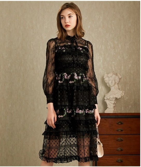 Czarna Sukienka Z Dekoltem W Stylu Lat 40