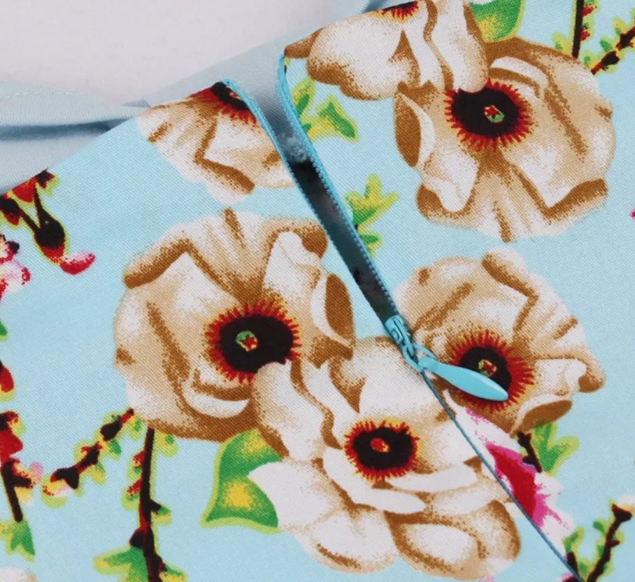 Sukienka W Stylu Vintage Ze Świeżymi Kwiatami