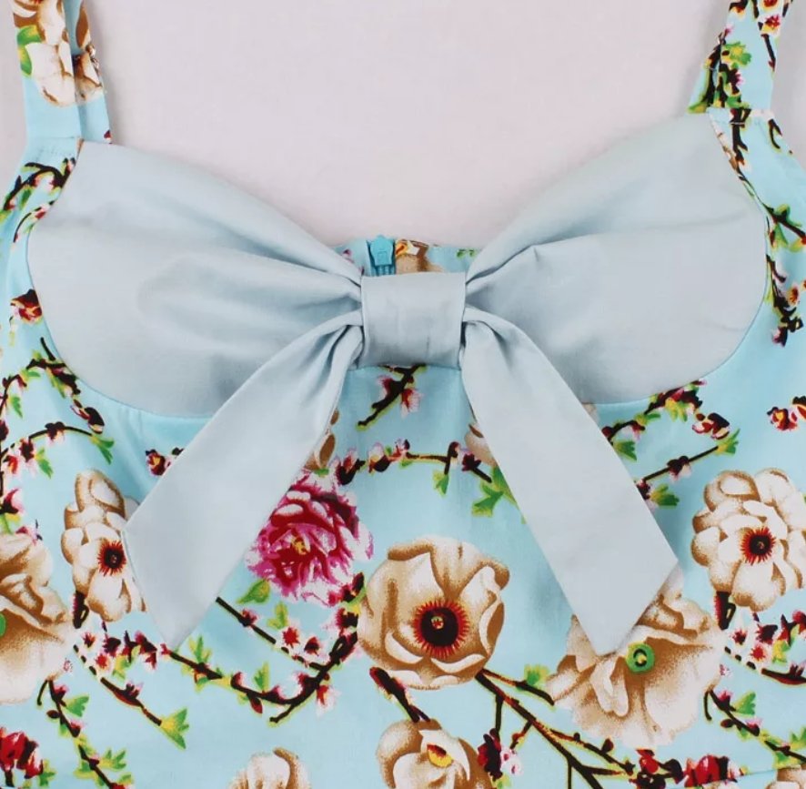 Sukienka W Stylu Vintage Ze Świeżymi Kwiatami