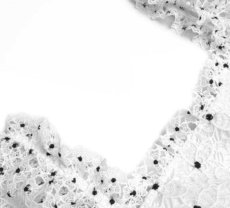 Biała Sukienka W Kropki Z Lat 40. W Stylu Vintage