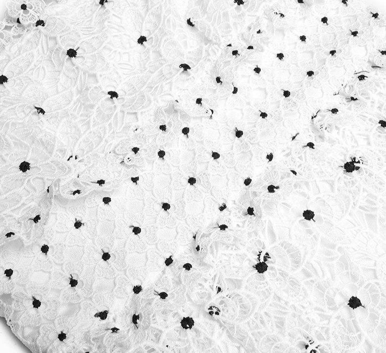 Biała Sukienka W Kropki Z Lat 40. W Stylu Vintage