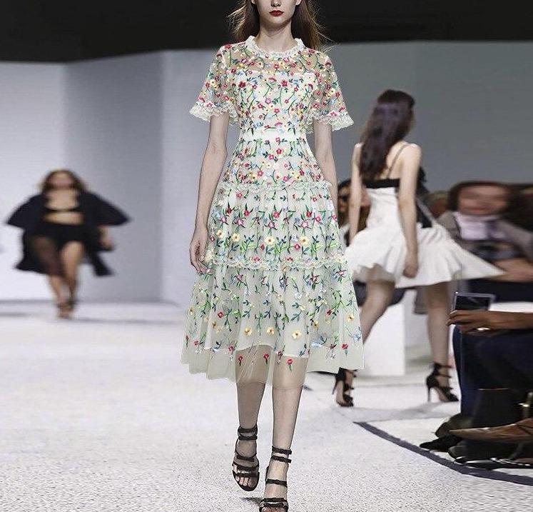 Biała Nowoczesna Sukienka W Stylu Vintage